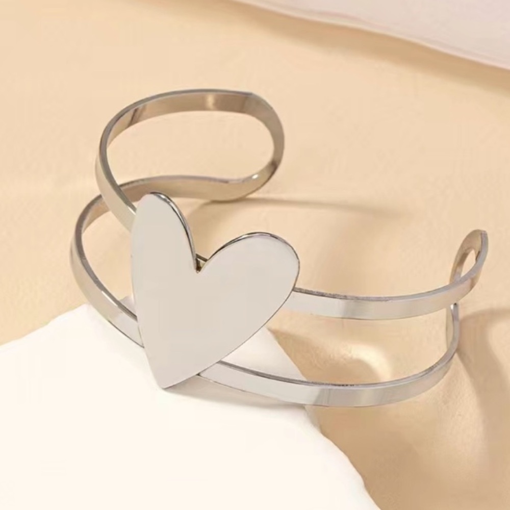 🩶 Heart-Shaped Pendant Hollow Design Silver Color Bangle